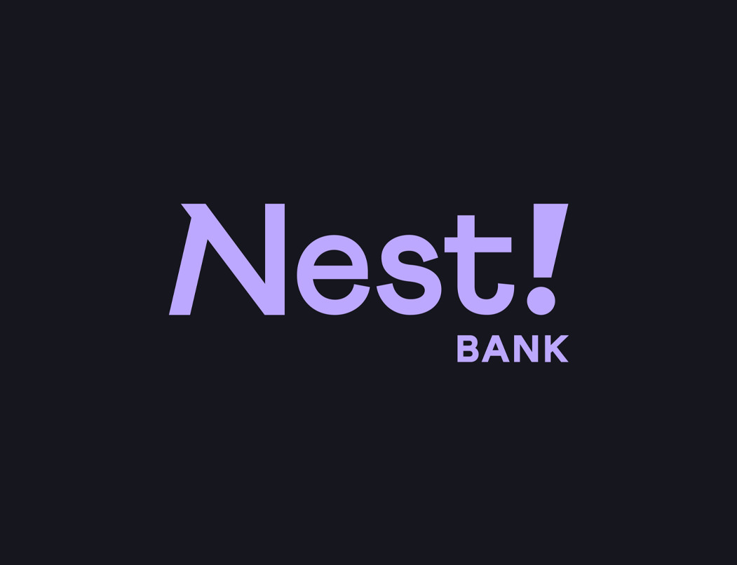 Logo banku The Nest! w jasnofioletowym kolorze na ciemnym tle, symbolizujące działania banku w zakresie marketingu e-mailowego.