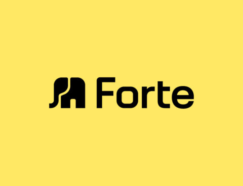 Czarny napis „Forte” z wyrazistym, abstrakcyjnym logo przypominającym literę F i łuk, umieszczony na jednolitym żółtym tle, odzwierciedla zaangażowanie marki w rozwiązania z zakresu sprzedaży mebli B2B oraz dystrybucji mebli.