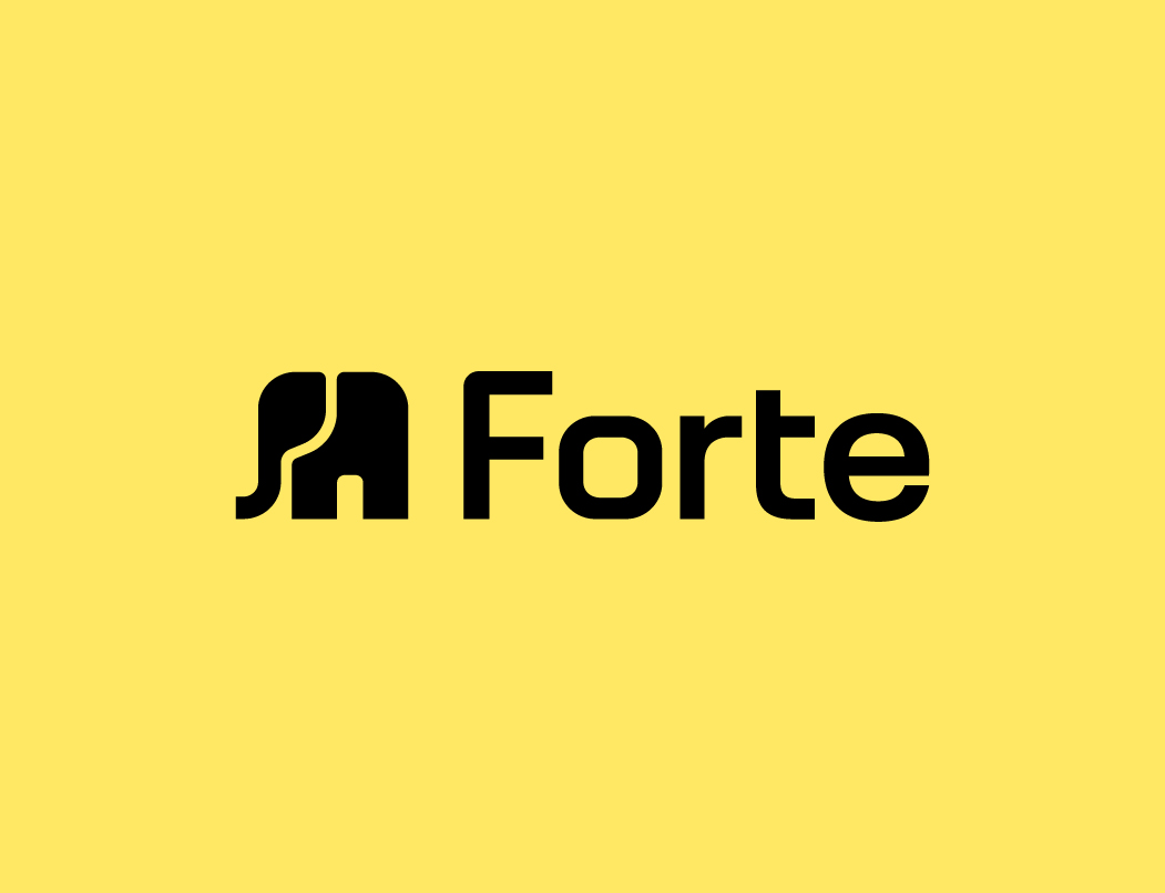 Czarny napis „Forte” z wyrazistym, abstrakcyjnym logo przypominającym literę F i łuk, umieszczony na jednolitym żółtym tle, odzwierciedla zaangażowanie marki w rozwiązania z zakresu sprzedaży mebli B2B oraz dystrybucji mebli.