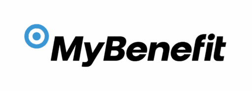 W tekście logo widnieje napis „MyBenefit” pogrubioną czarną czcionką. Przed literą „M” znajduje się niebiesko-białe koło w kształcie tarczy. Tło jest jasnoszare.