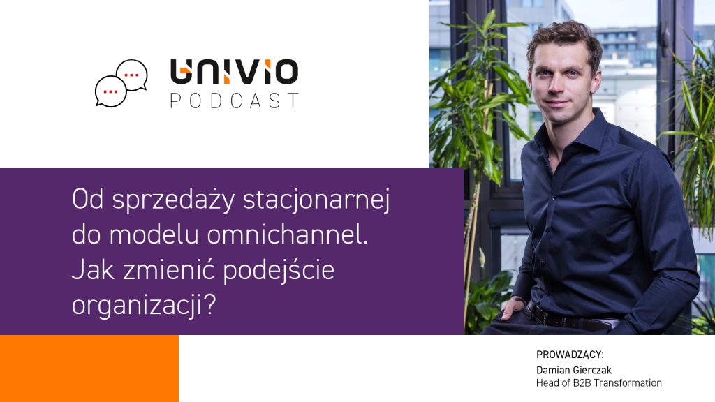 Mężczyzna w ciemnej koszuli siedzi przy oknie z budynkami miejskimi za nim. Obraz promuje UNVIVO PODCAST, badając przejście od sprzedaży w sklepie do modelu omnichannel z platformą B2B jako cyfrowym kręgosłupem organizacji.