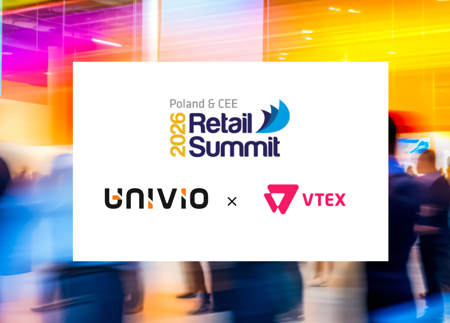 Rozmazany tłum w kolorowej sali eventowej z białą ramką przedstawiającą Poland & CEE 2026 Retail Summit oraz logo UNIVIO i VTEX.
