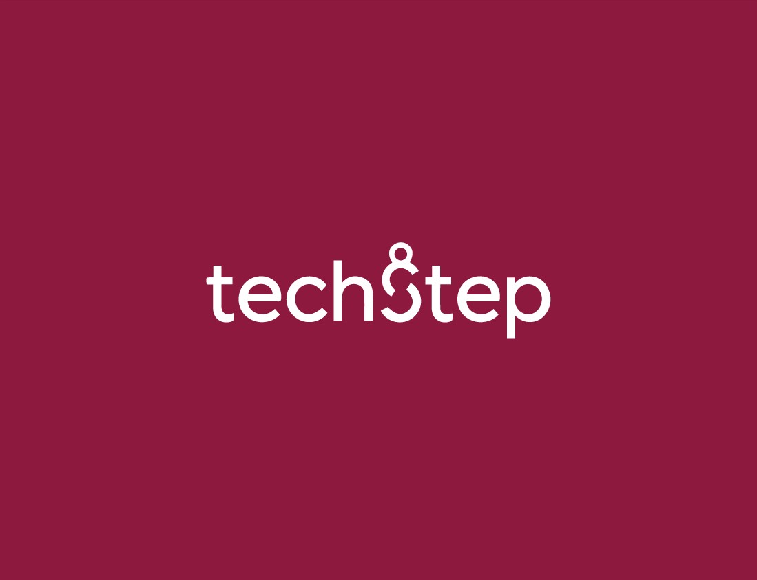 Das Wort „Techstep“ in weißen Kleinbuchstaben auf kastanienbraunem Hintergrund. Der Buchstabe „s“ wurde kreativ durch ein Und-Zeichen (&) ersetzt, das sich harmonisch in das Design einfügt.