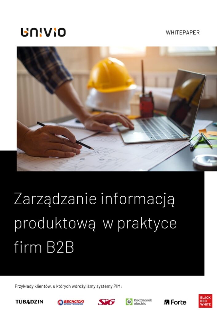 Dwie osoby pracują przy biurku, mając przed sobą laptopa, kask i plany budowlane. Tekst w języku polskim dotyczy zarządzania danymi produktowymi oraz porządkowania danych w firmie B2B. Na dole widoczne są logo kilku firm.