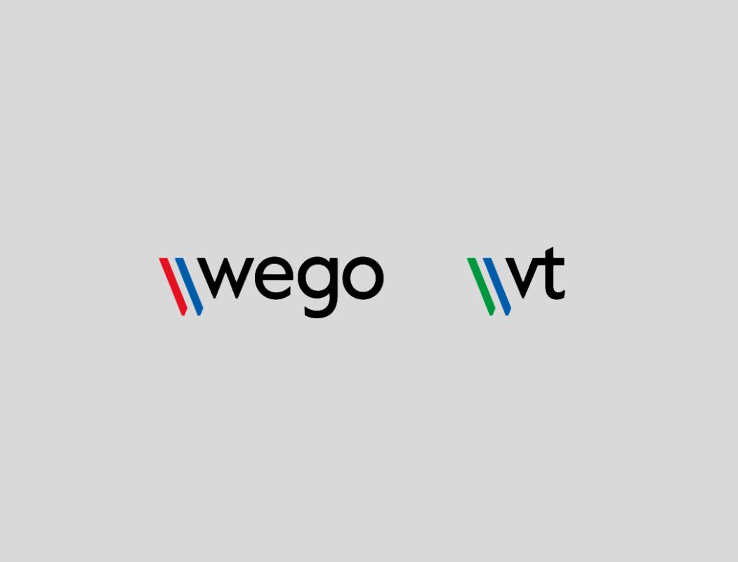 Zwei minimalistische Logos auf hellgrauem Hintergrund: Das eine zeigt den Schriftzug „wego“ mit roten und blauen Schrägstrichen, das andere den Schriftzug „vt“ mit blauen und grünen Schrägstrichen. Beide verwenden eine moderne serifenlose Schrift, die den Innovationsgeist der Wego Systembaustoffe GmbH bei der Vorantreibung der digitalen Transformation im B2B-Vertrieb widerspiegelt.