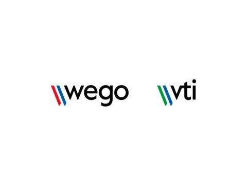 Dwa logo na białym tle odzwierciedlają innowacyjnego ducha firmy Wego Systembaustoffe GmbH. Lewe logo zawiera napis „wego” z czerwonymi, niebieskimi i jasnoniebieskimi ukośnikami, natomiast prawe logo zawiera napis „vti” z zielonymi, niebieskimi i jasnoniebieskimi ukośnikami. W obu logo zastosowano pogrubioną, zaokrągloną czcionkę, aby podkreślić zaangażowanie firmy w cyfrową transformację w sprzedaży B2B.